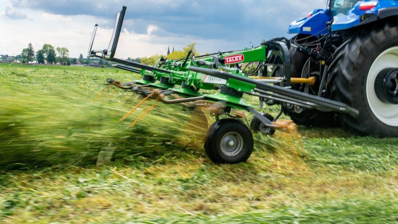 Talex Przetrząsacz 4 wirnikowy zawieszany z WOM, Tornado - Tedder/ Menyapu: gambar 5 Talex Przetrząsacz 4 wirnikowy zawieszany z WOM, Tornado - Tedder/ Menyapu: gambar 5