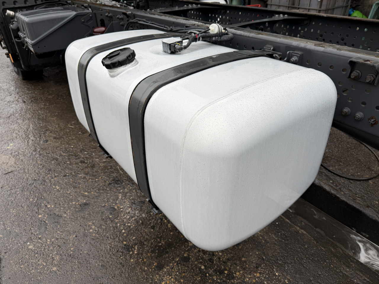 Mercedes Actros MP 4 Antos 390L - Tangki bahan bakar: gambar 3 Mercedes Actros MP 4 Antos 390L - Tangki bahan bakar: gambar 3