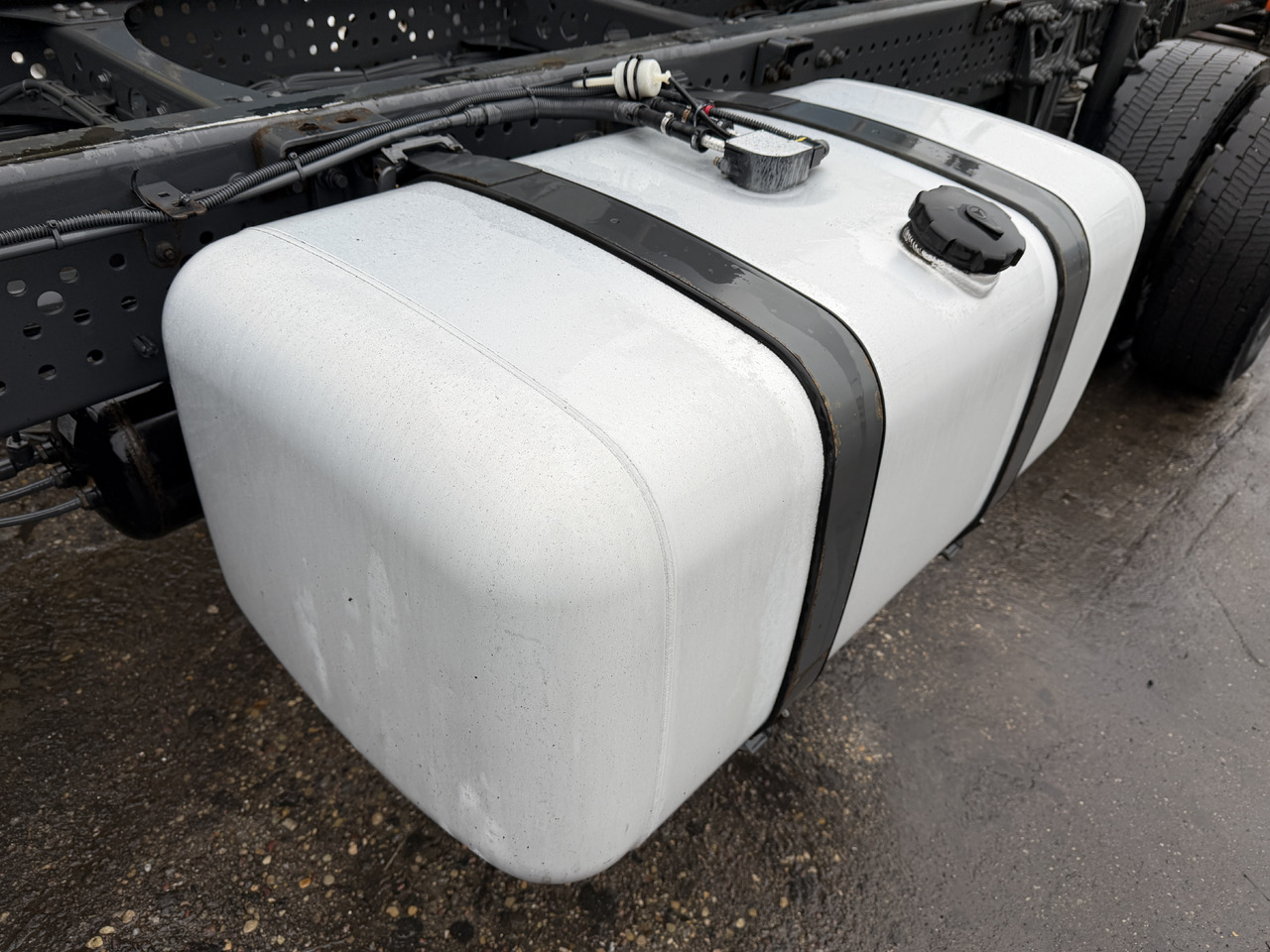 Mercedes Actros MP 4 Antos 390L - Tangki bahan bakar: gambar 2 Mercedes Actros MP 4 Antos 390L - Tangki bahan bakar: gambar 2
