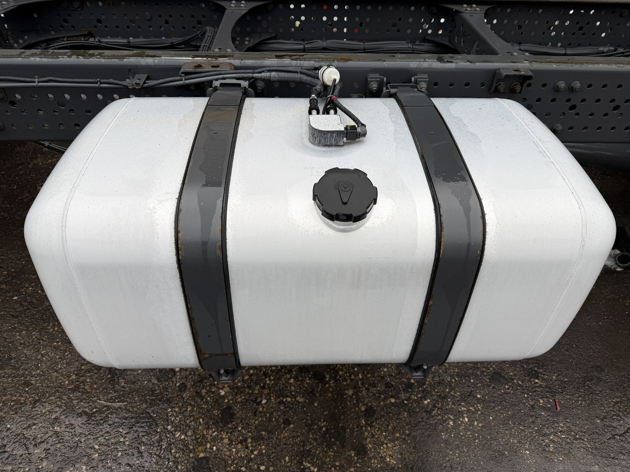 Mercedes Actros MP 4 Antos 390L - Tangki bahan bakar: gambar 1 Mercedes Actros MP 4 Antos 390L - Tangki bahan bakar: gambar 1