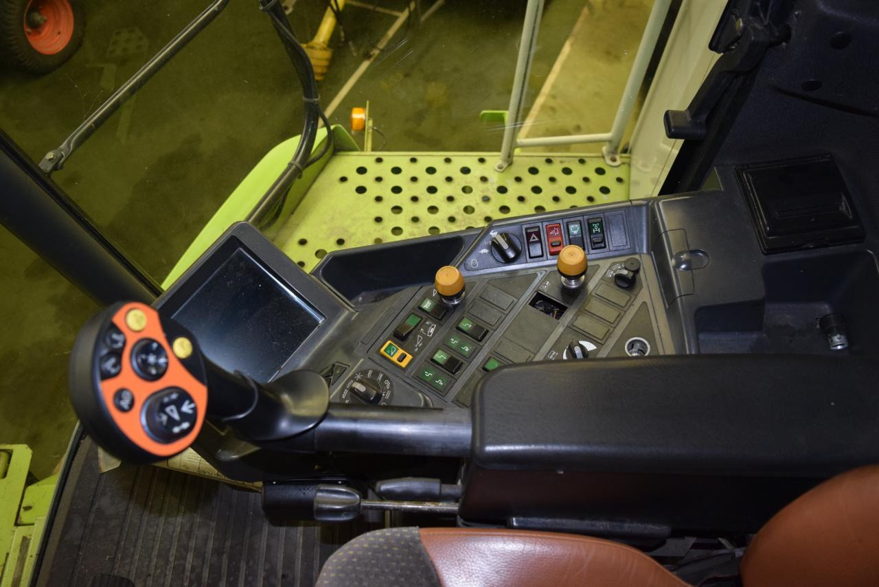 Leasing CLAAS Lexion 570 *3-D* *4x4* CLAAS Lexion 570 *3-D* *4x4*: gambar 9 Leasing CLAAS Lexion 570 *3-D* *4x4* CLAAS Lexion 570 *3-D* *4x4*: gambar 9