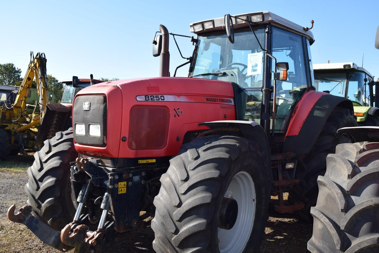 Massey Ferguson MF 8250 - Traktor: gambar 1 Massey Ferguson MF 8250 - Traktor: gambar 1