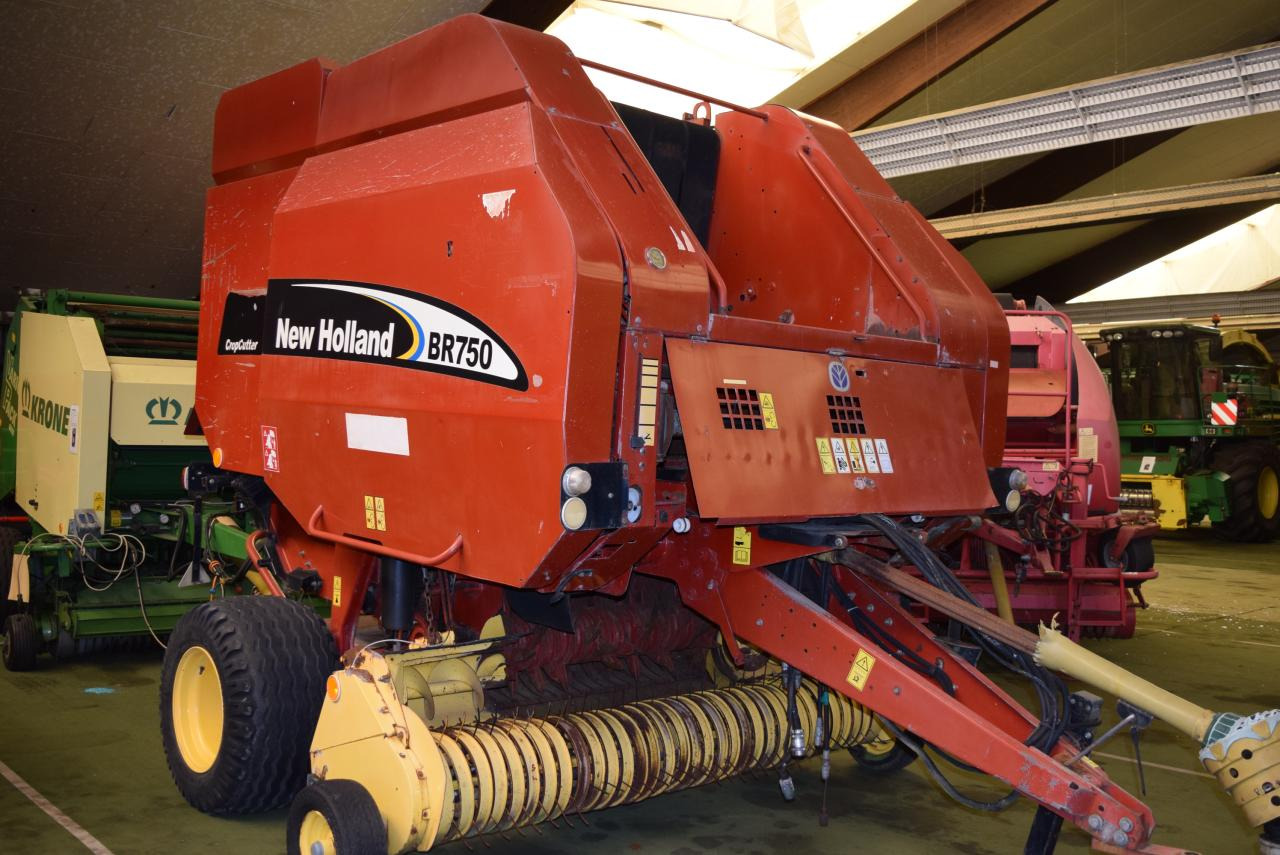 New Holland BR 750 CropCutter - Baler bulat: gambar 1 New Holland BR 750 CropCutter - Baler bulat: gambar 1