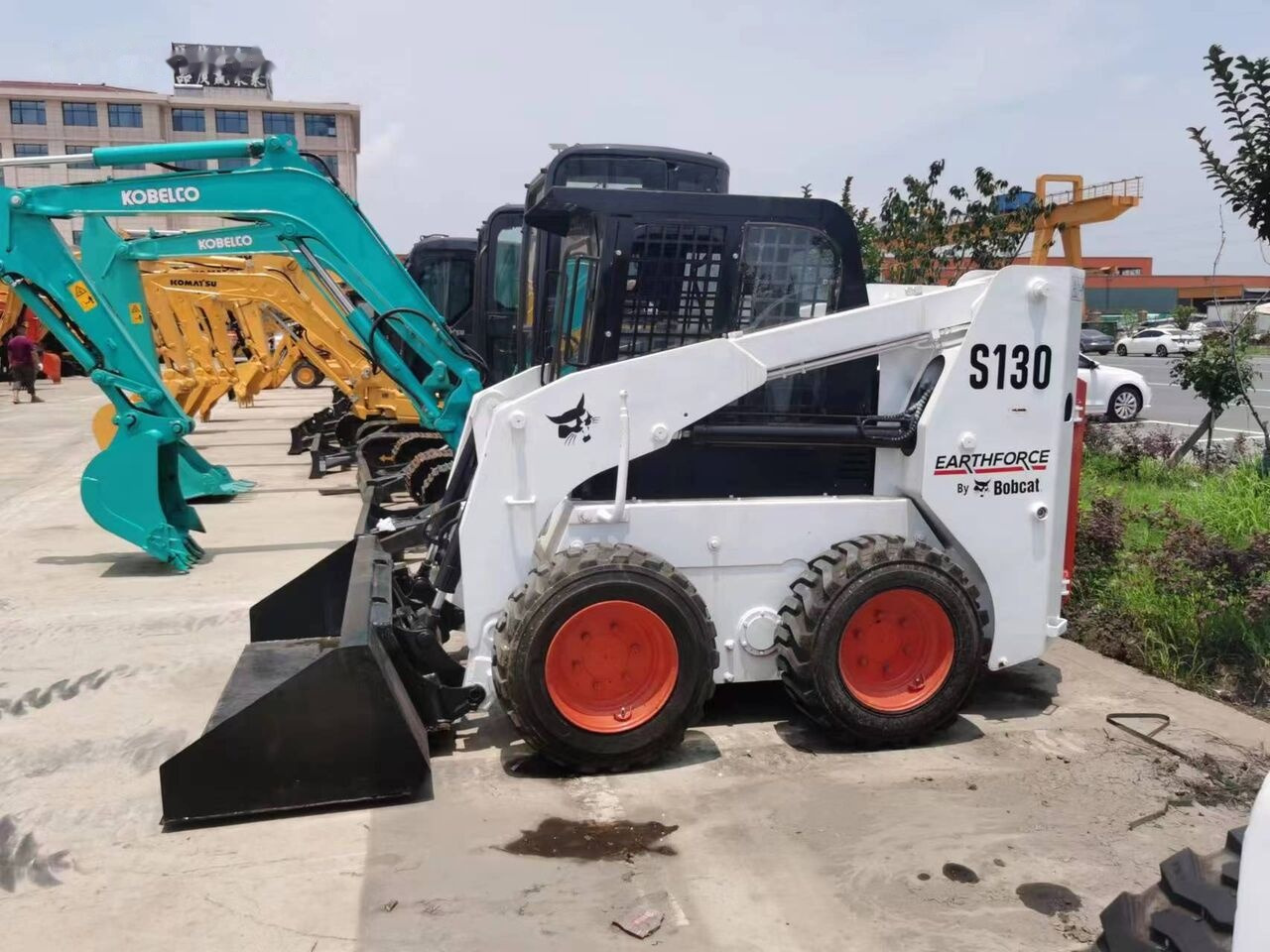 Bobcat S130 - Skid steer: gambar 1 Bobcat S130 - Skid steer: gambar 1