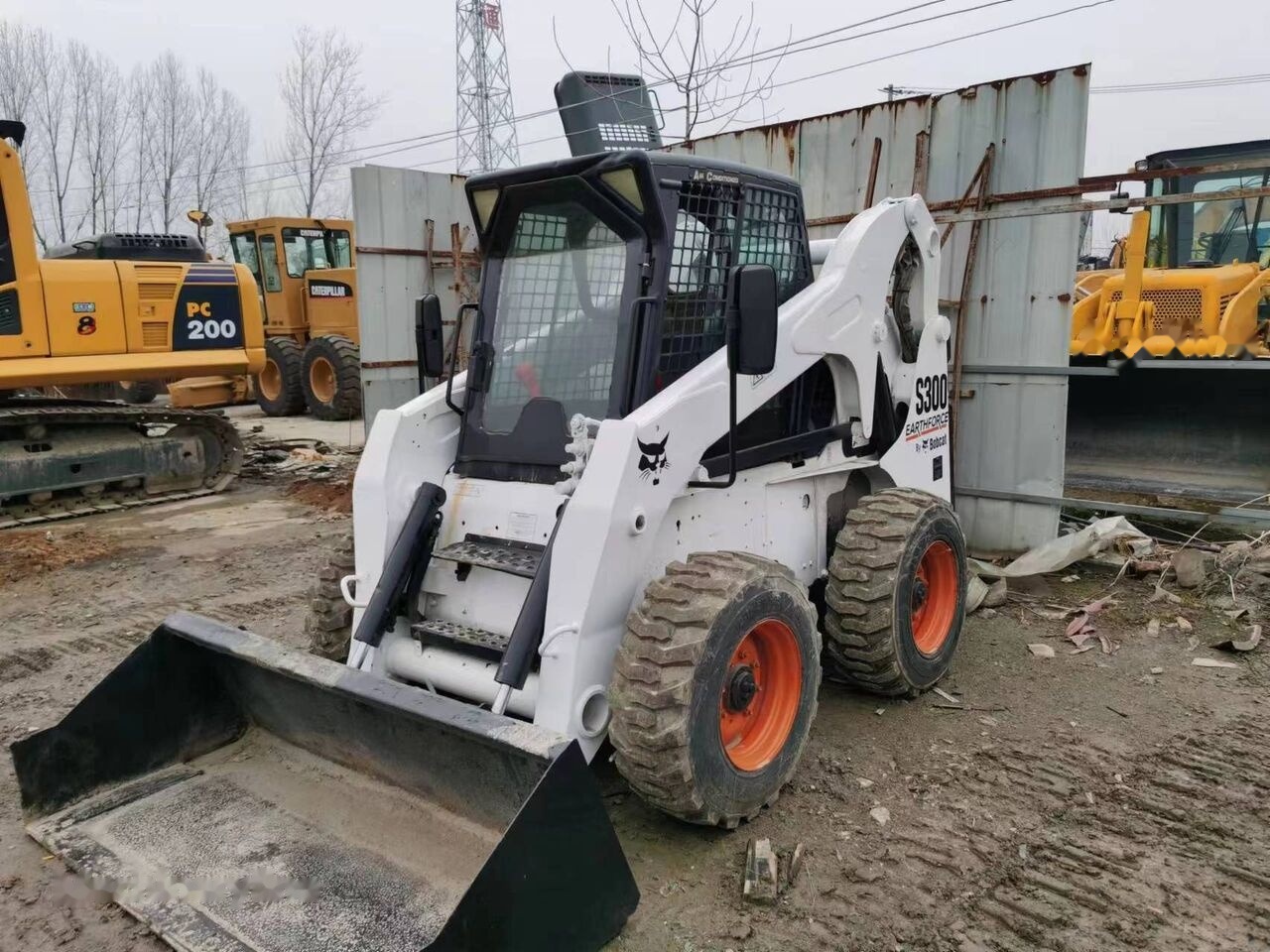 Bobcat S300 - Skid steer: gambar 1 Bobcat S300 - Skid steer: gambar 1