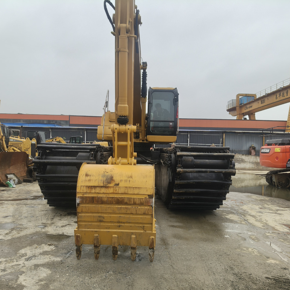 CAT 320C - Ekskavator amfibi: gambar 1 CAT 320C - Ekskavator amfibi: gambar 1