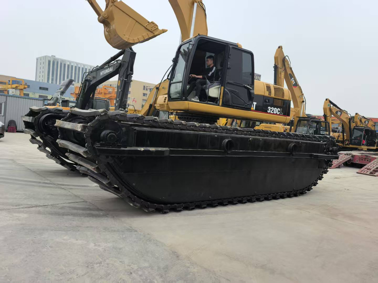 CATERPILLAR 320C boat excavator - Ekskavator amfibi: gambar 2 CATERPILLAR 320C boat excavator - Ekskavator amfibi: gambar 2