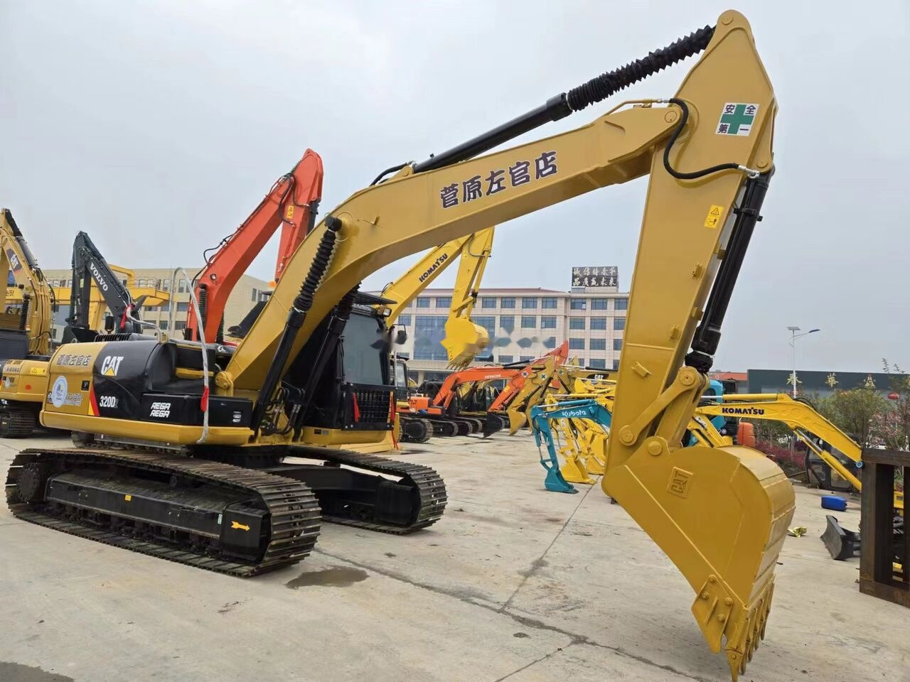 Caterpillar 320D2 - Ekskavator perayap: gambar 3 Caterpillar 320D2 - Ekskavator perayap: gambar 3