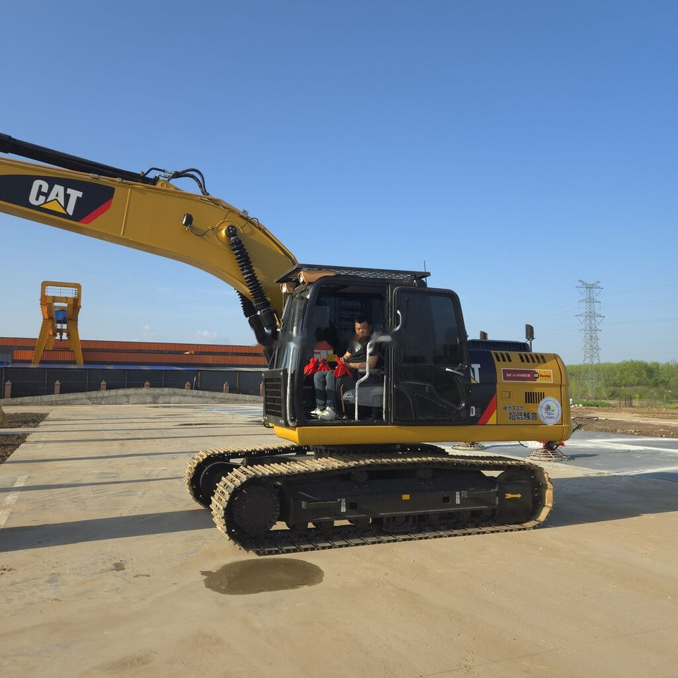Caterpillar 320D2 - Ekskavator perayap: gambar 1 Caterpillar 320D2 - Ekskavator perayap: gambar 1