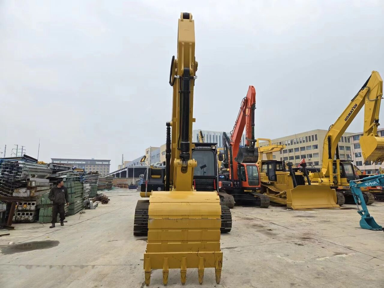Caterpillar 320D2 - Ekskavator perayap: gambar 4 Caterpillar 320D2 - Ekskavator perayap: gambar 4