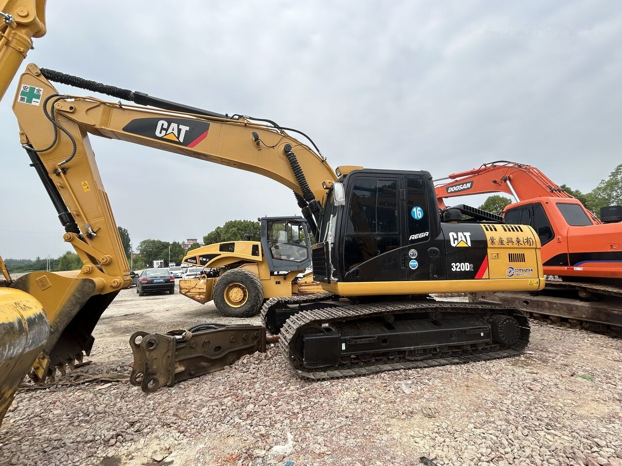 Caterpillar 320D2 - Ekskavator perayap: gambar 4 Caterpillar 320D2 - Ekskavator perayap: gambar 4
