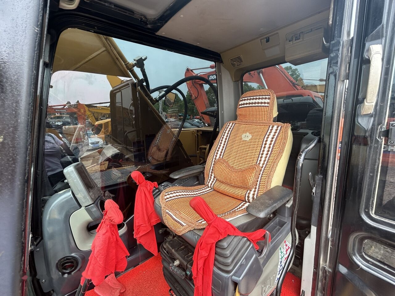 Caterpillar 320D2 - Ekskavator perayap: gambar 2 Caterpillar 320D2 - Ekskavator perayap: gambar 2