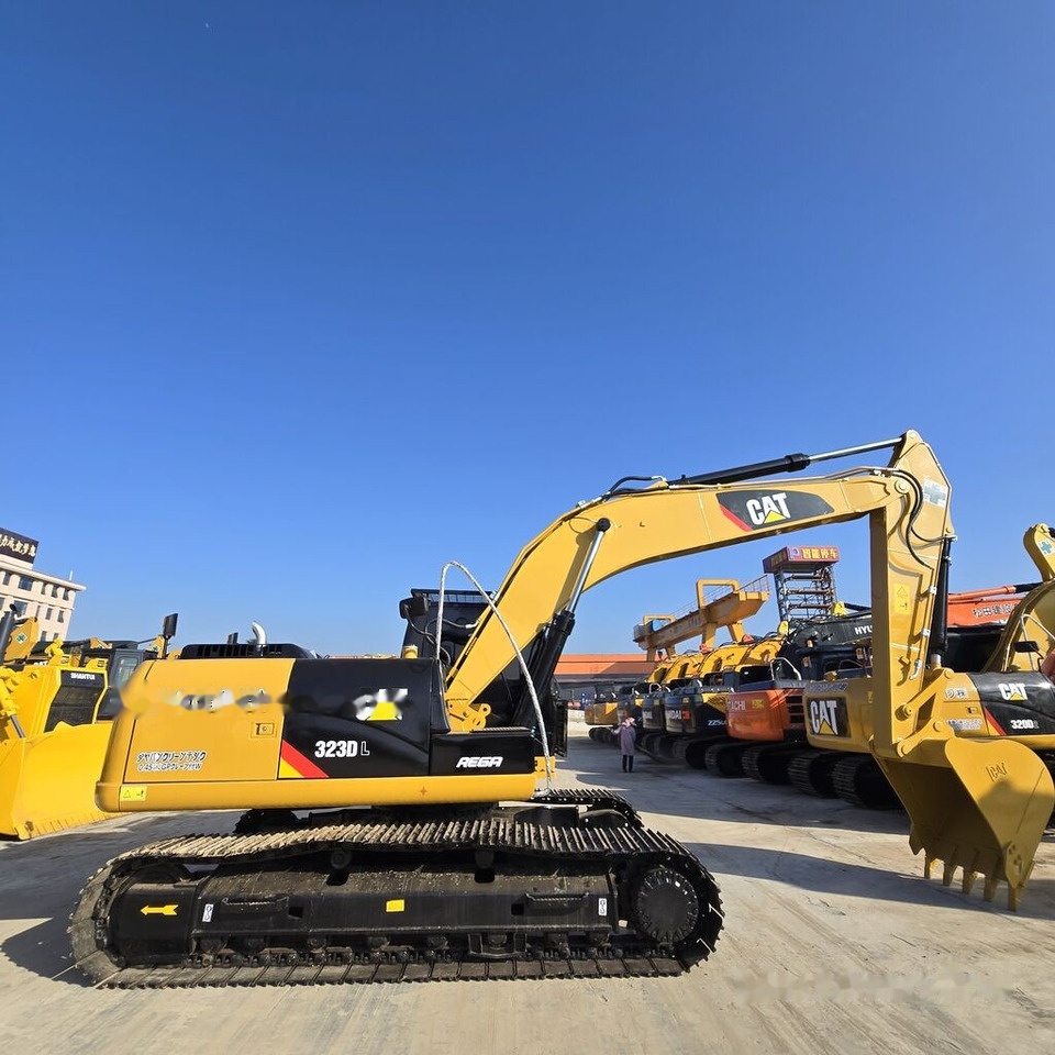 Caterpillar 323DL - Ekskavator perayap: gambar 1 Caterpillar 323DL - Ekskavator perayap: gambar 1