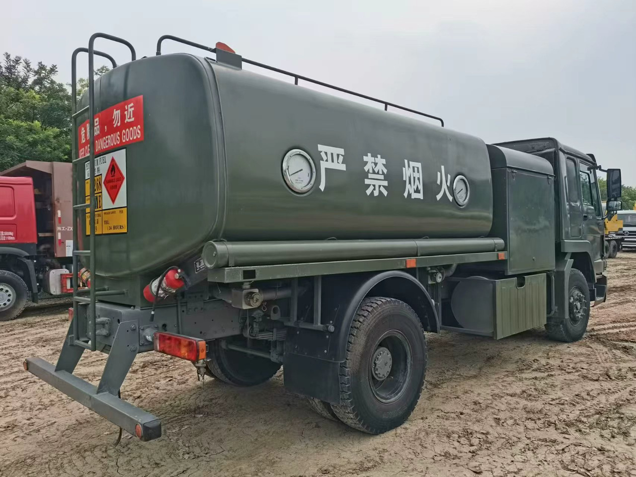 HOWO - Truk tangki: gambar 3 HOWO - Truk tangki: gambar 3