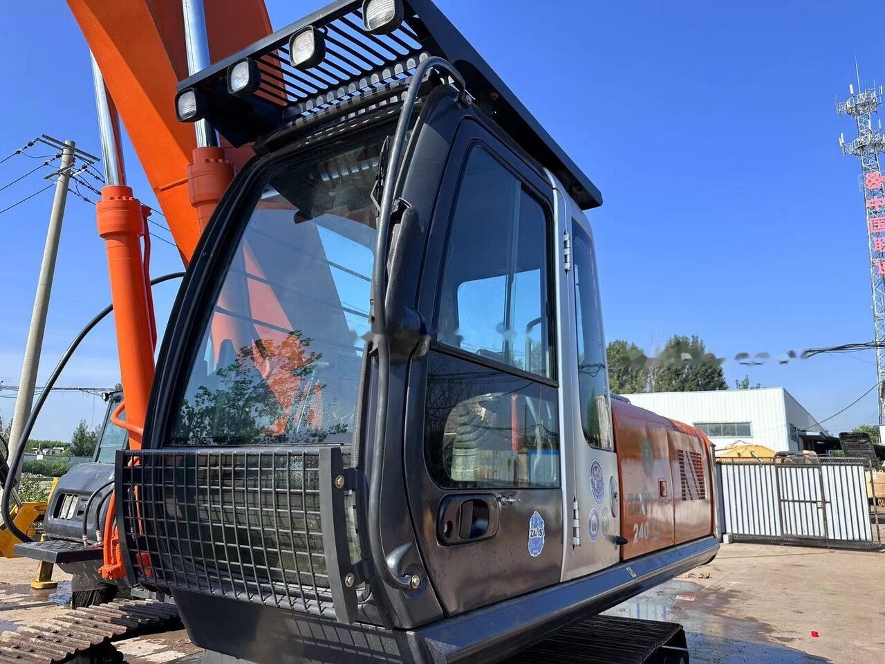 Hitachi ZX240 - Ekskavator perayap: gambar 1 Hitachi ZX240 - Ekskavator perayap: gambar 1