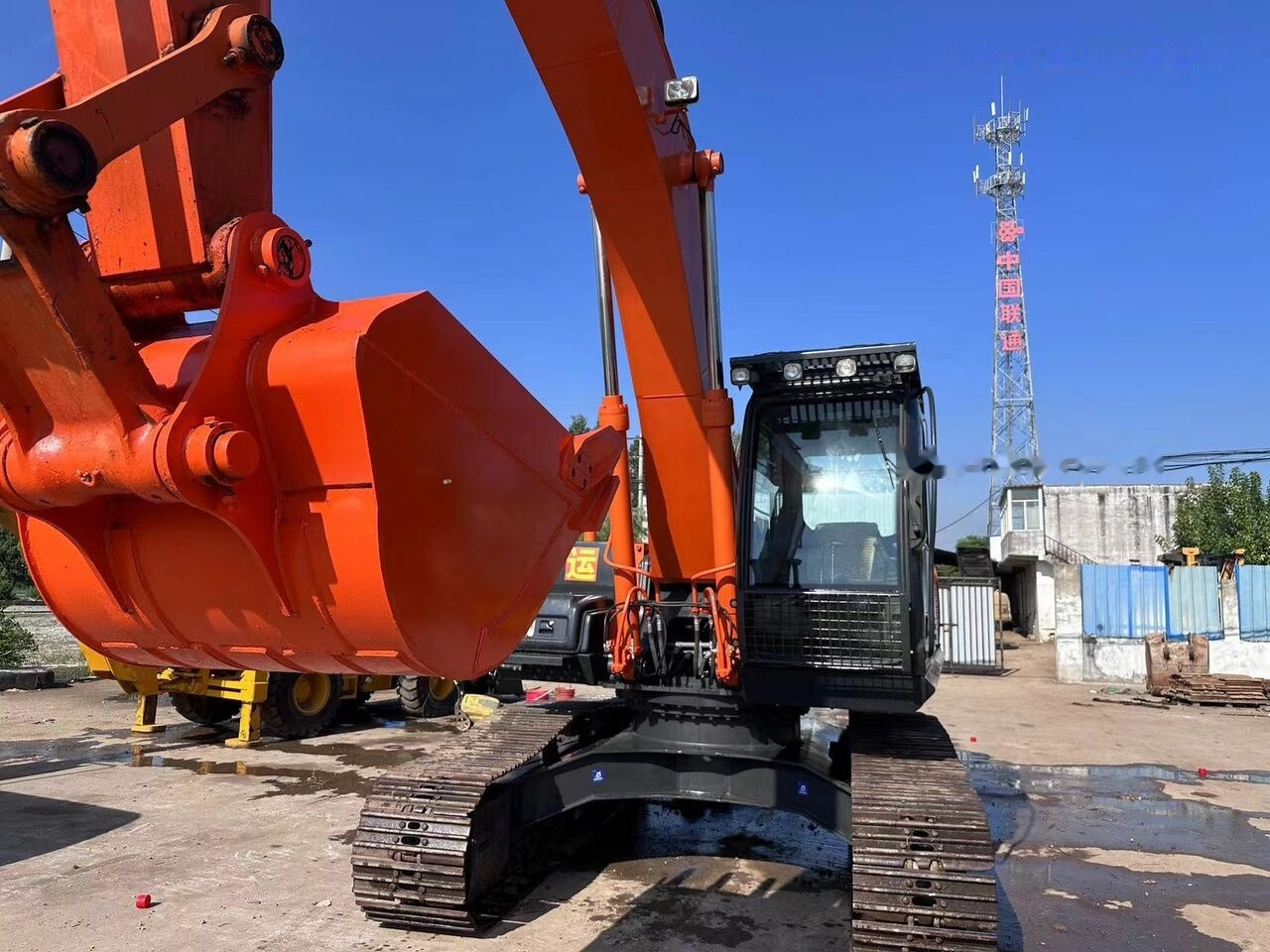 Hitachi ZX240 - Ekskavator perayap: gambar 4 Hitachi ZX240 - Ekskavator perayap: gambar 4