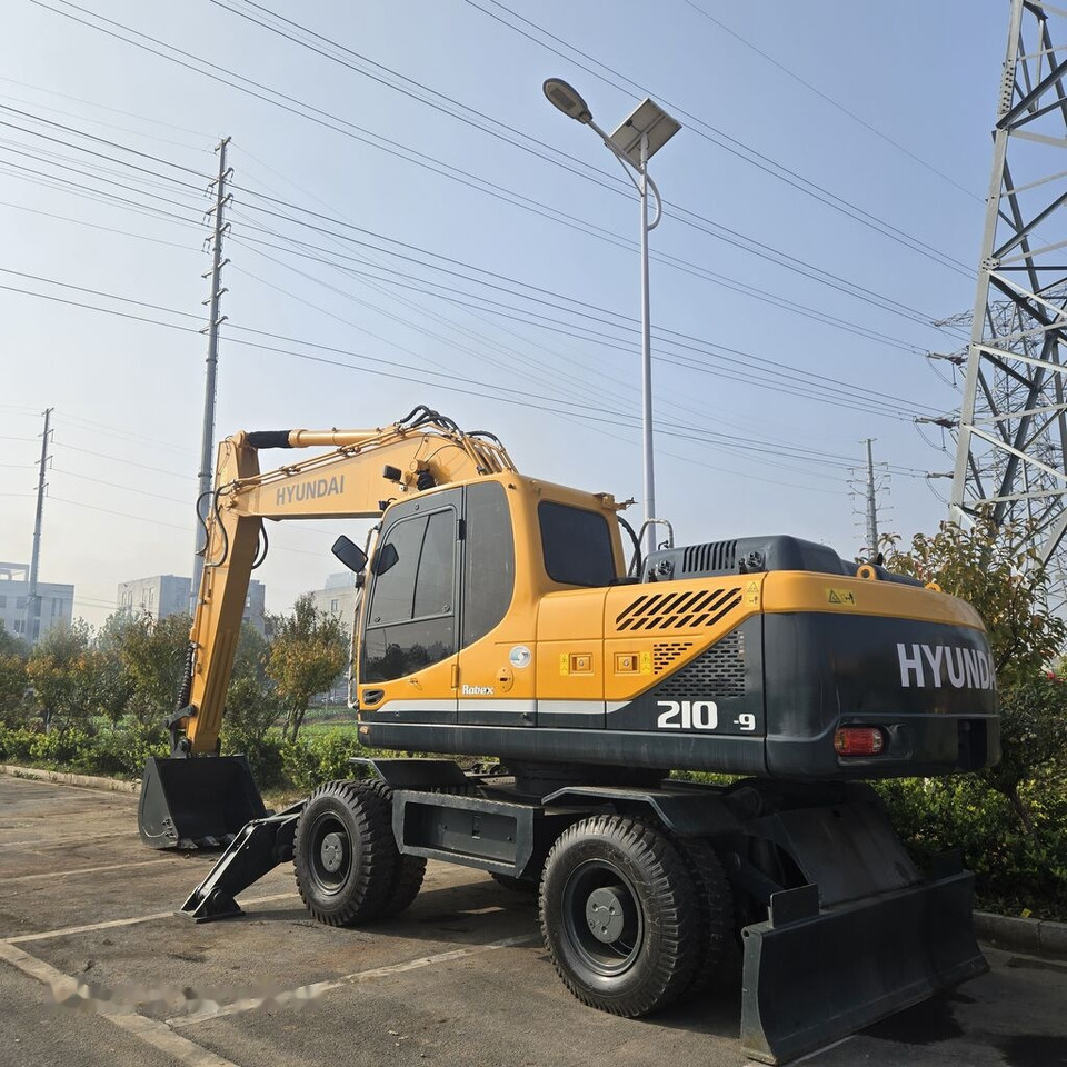 Hyundai R210W-9 - Ekskavator roda: gambar 1 Hyundai R210W-9 - Ekskavator roda: gambar 1