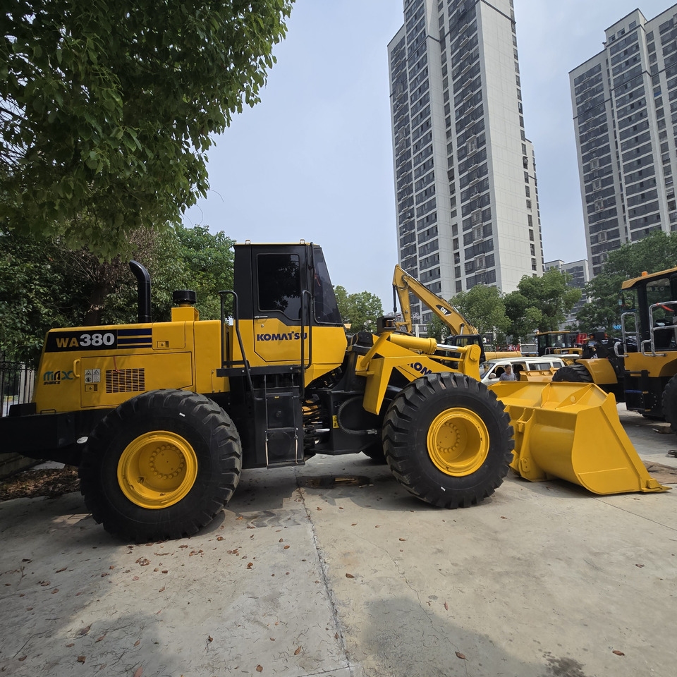 KOMATSU WA380 - Wheel loader: gambar 1 KOMATSU WA380 - Wheel loader: gambar 1