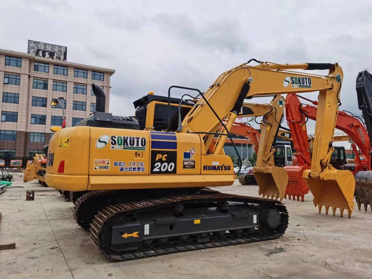 Komatsu PC200-8 - Ekskavator perayap: gambar 1 Komatsu PC200-8 - Ekskavator perayap: gambar 1