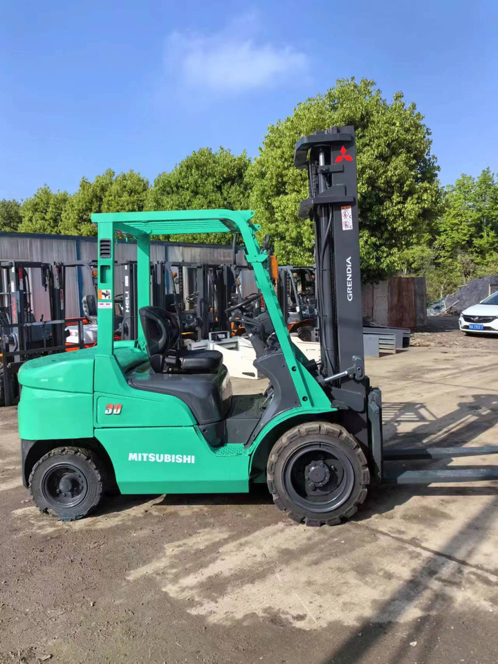 Mitsubishi FD30 - Forklift diesel: gambar 1 Mitsubishi FD30 - Forklift diesel: gambar 1