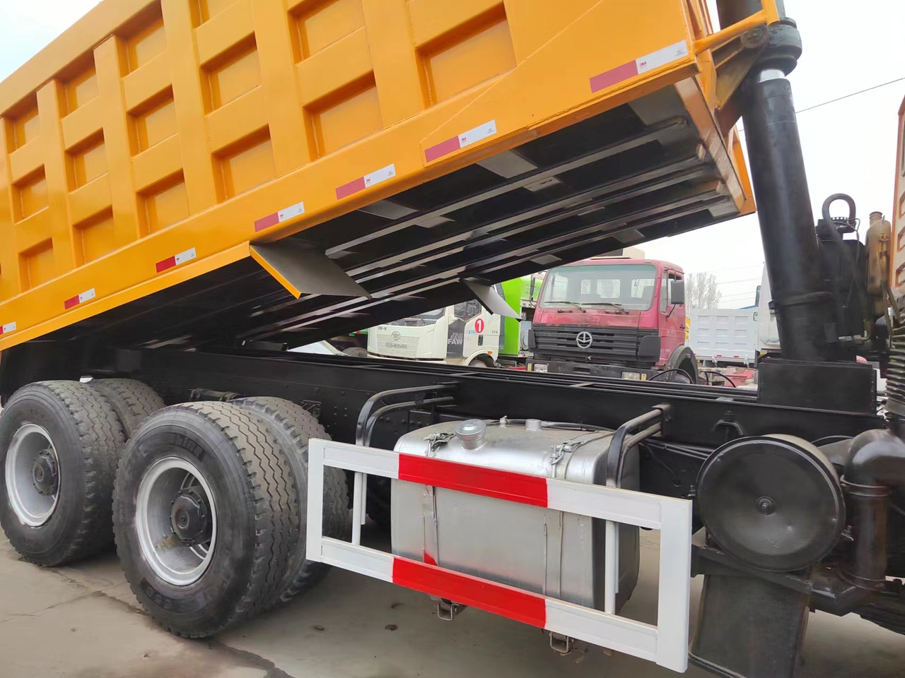 SHACMAN F3000 - Truk jungkit: gambar 4 SHACMAN F3000 - Truk jungkit: gambar 4