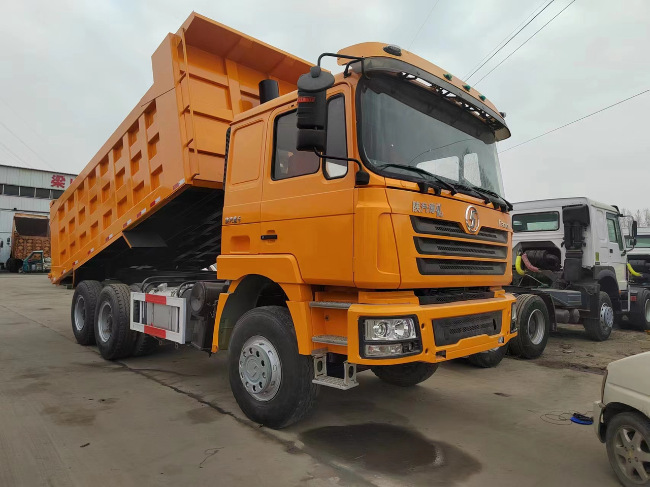 SHACMAN F3000 - Truk jungkit: gambar 1 SHACMAN F3000 - Truk jungkit: gambar 1