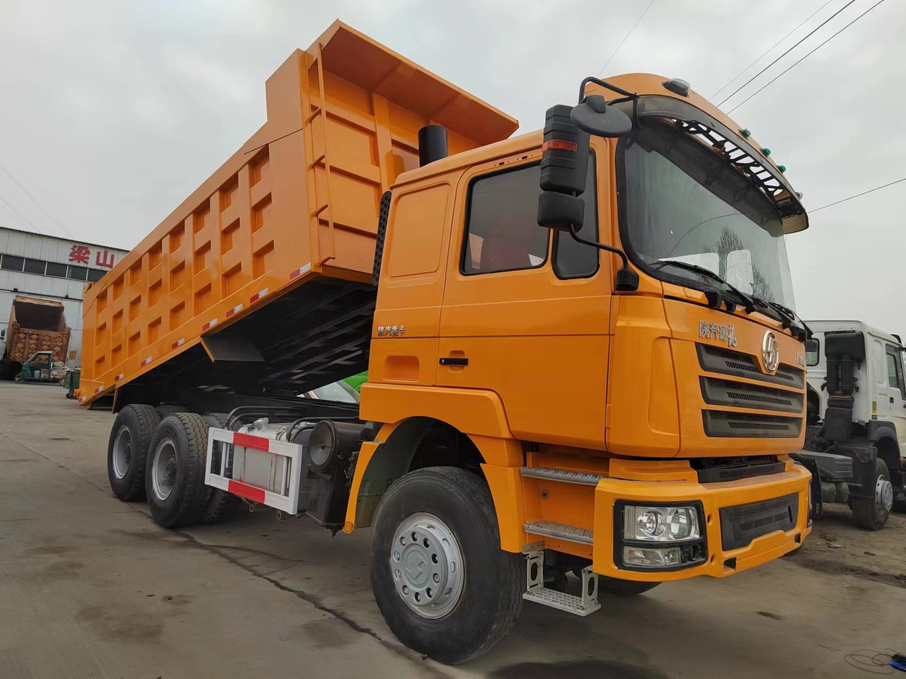 SHACMAN F3000 - Truk jungkit: gambar 2 SHACMAN F3000 - Truk jungkit: gambar 2