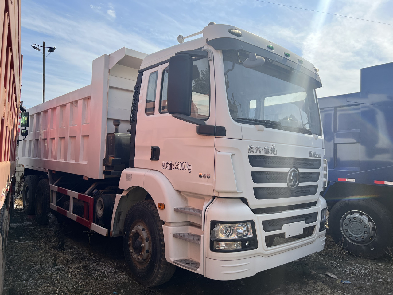 SHACMAN F3000 - Truk jungkit: gambar 1 SHACMAN F3000 - Truk jungkit: gambar 1