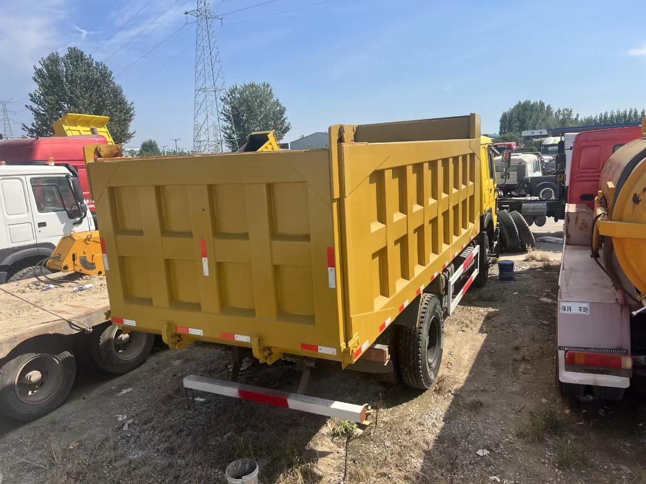 SINOTRUK HOWO 4x2 - Truk jungkit: gambar 4 SINOTRUK HOWO 4x2 - Truk jungkit: gambar 4