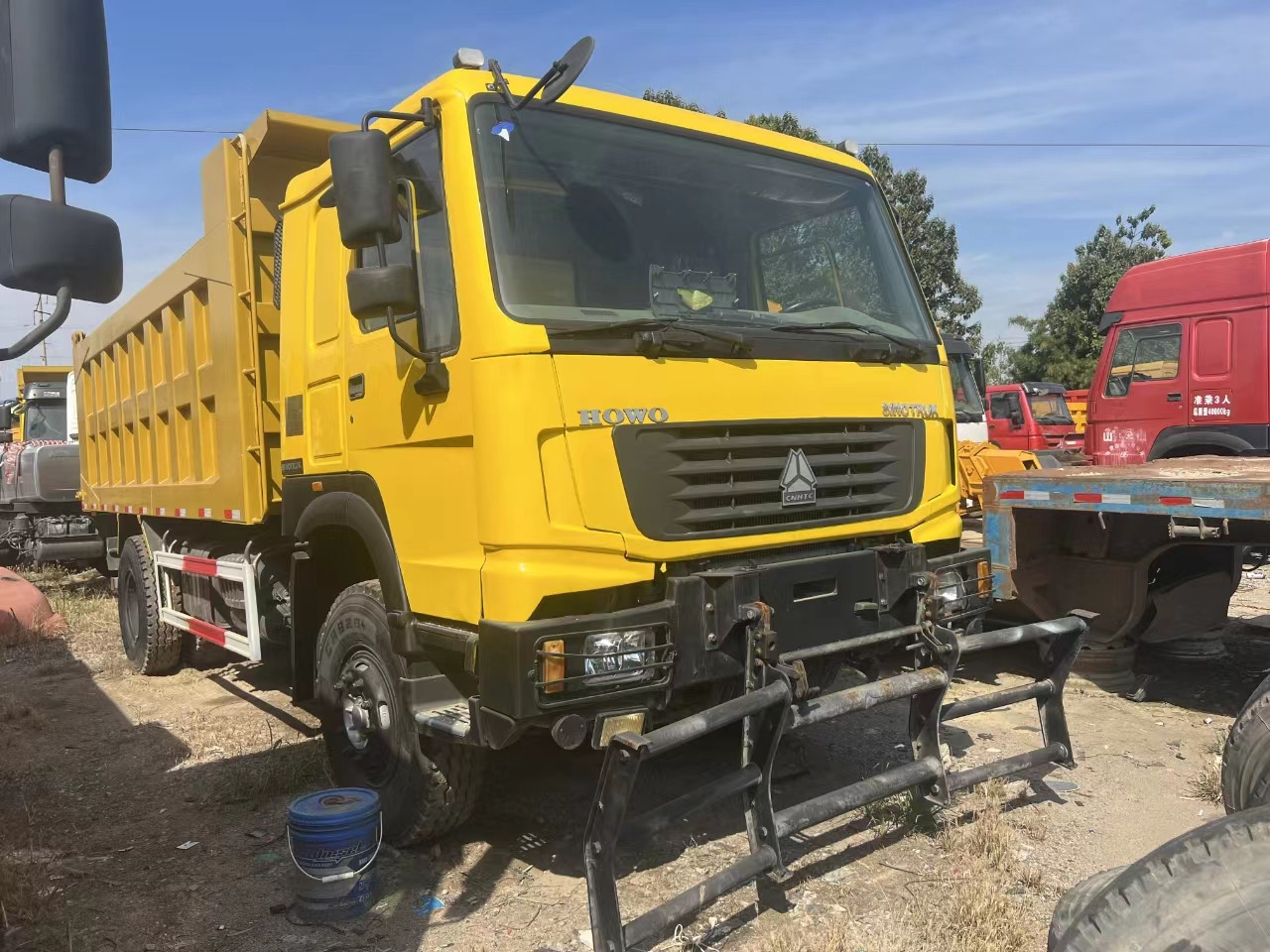 SINOTRUK HOWO 4x2 - Truk jungkit: gambar 1 SINOTRUK HOWO 4x2 - Truk jungkit: gambar 1