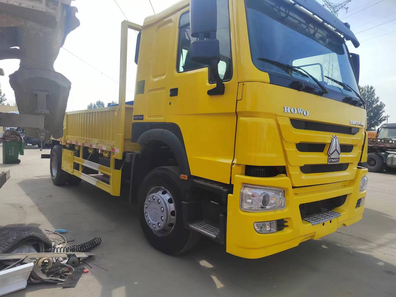 SINOTRUK HOWO 4x2 cargo truck - Truk jungkit: gambar 2 SINOTRUK HOWO 4x2 cargo truck - Truk jungkit: gambar 2