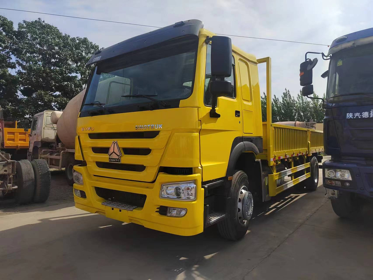 SINOTRUK HOWO 4x2 cargo truck - Truk jungkit: gambar 3 SINOTRUK HOWO 4x2 cargo truck - Truk jungkit: gambar 3