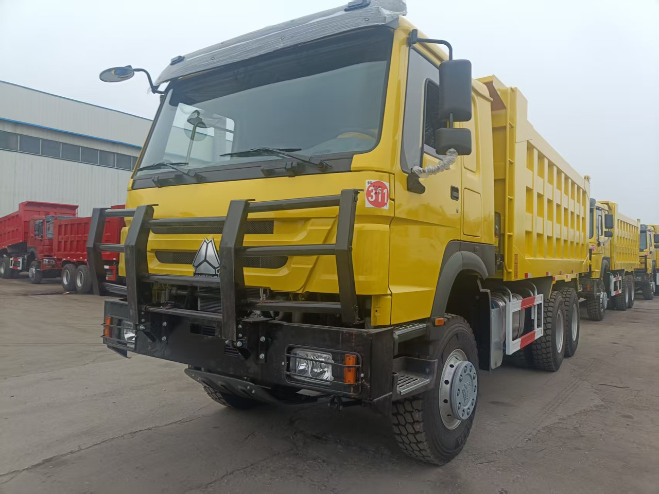 SINOTRUK HOWO 6x4 - Truk jungkit: gambar 3 SINOTRUK HOWO 6x4 - Truk jungkit: gambar 3