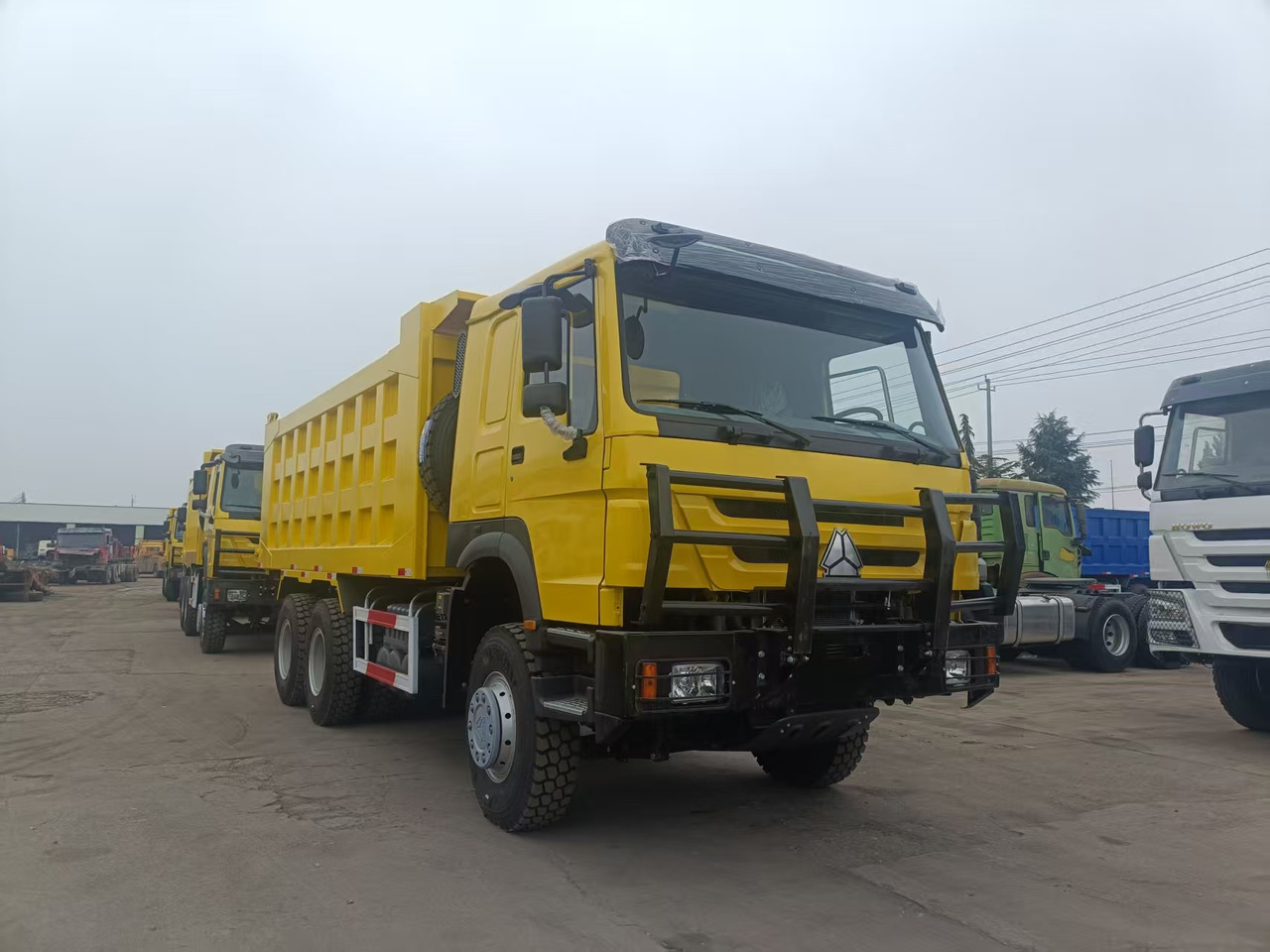 SINOTRUK HOWO 6x4 - Truk jungkit: gambar 1 SINOTRUK HOWO 6x4 - Truk jungkit: gambar 1