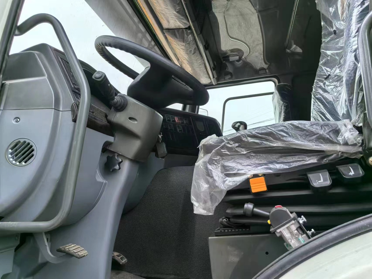 Truk berpendingin SINOTRUK HOWO 6x4: gambar 6 Truk berpendingin SINOTRUK HOWO 6x4: gambar 6