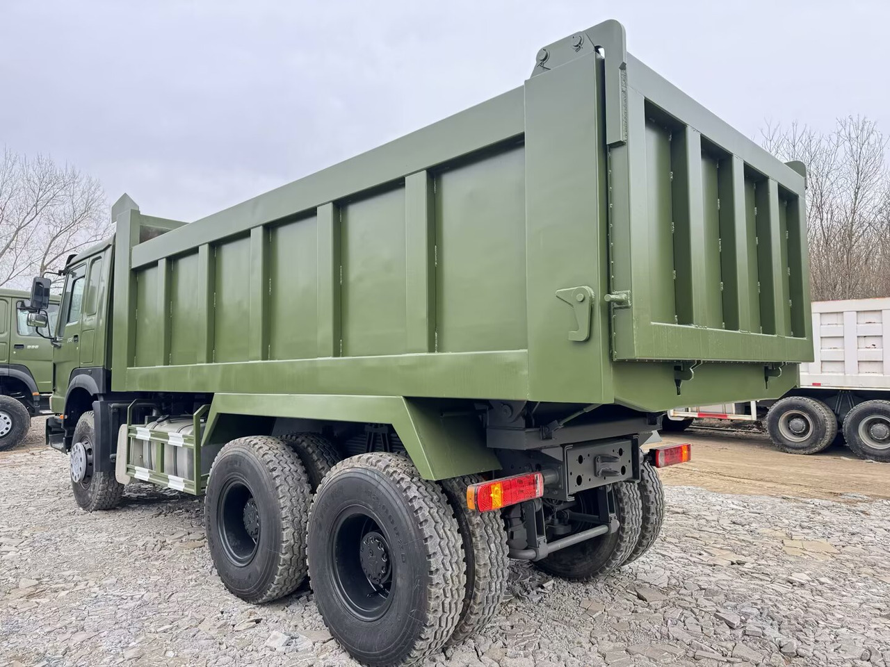 SINOTRUK HOWO 6x4 - Truk jungkit: gambar 2 SINOTRUK HOWO 6x4 - Truk jungkit: gambar 2