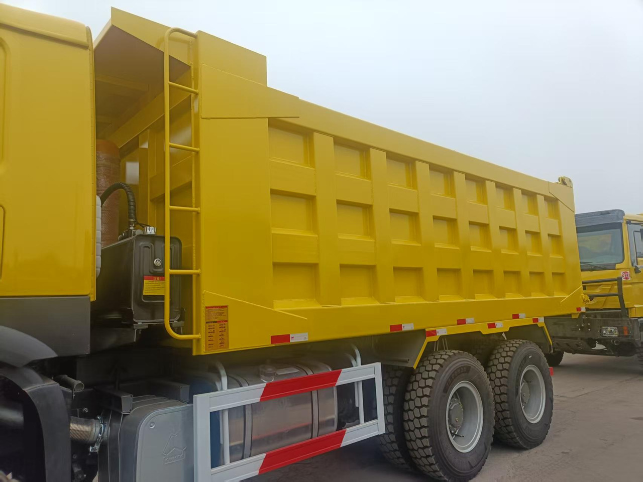 SINOTRUK HOWO 6x4 - Truk jungkit: gambar 5 SINOTRUK HOWO 6x4 - Truk jungkit: gambar 5