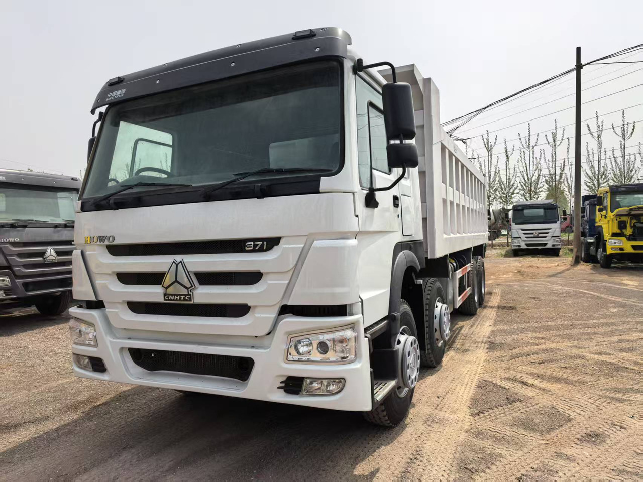 SINOTRUK HOWO 8x4 - Truk jungkit: gambar 1 SINOTRUK HOWO 8x4 - Truk jungkit: gambar 1