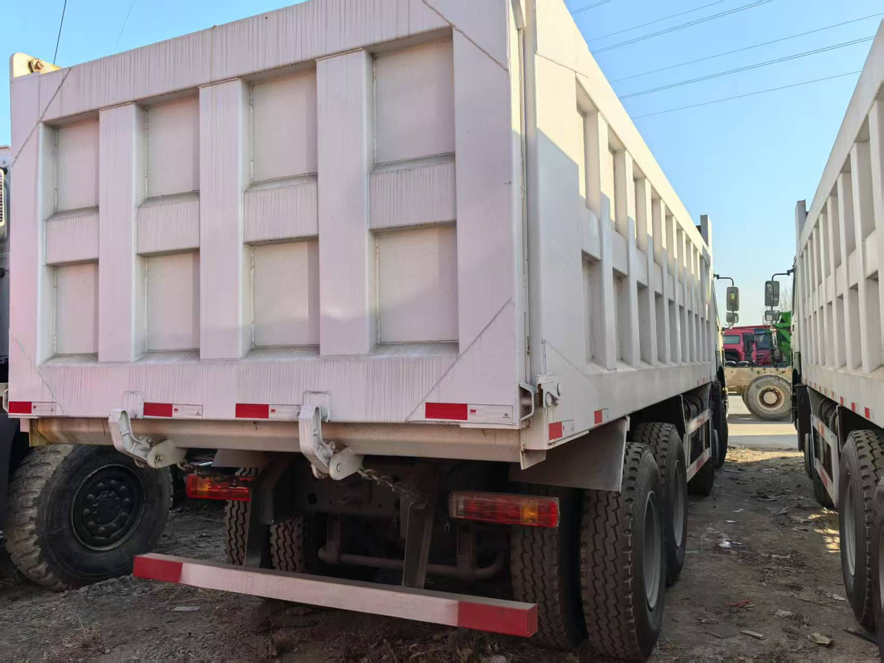 SINOTRUK HOWO 8x4 - Truk jungkit: gambar 3 SINOTRUK HOWO 8x4 - Truk jungkit: gambar 3