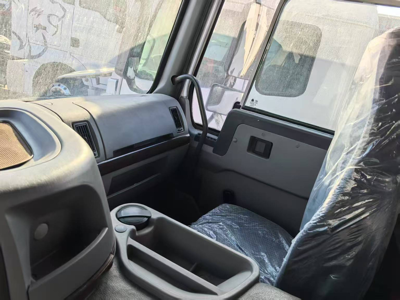 SINOTRUK HOWO 8x4 - Truk jungkit: gambar 5 SINOTRUK HOWO 8x4 - Truk jungkit: gambar 5