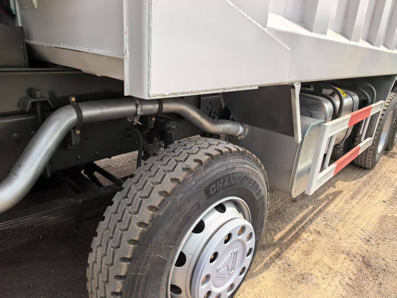 SINOTRUK HOWO 8x4 - Truk jungkit: gambar 5 SINOTRUK HOWO 8x4 - Truk jungkit: gambar 5
