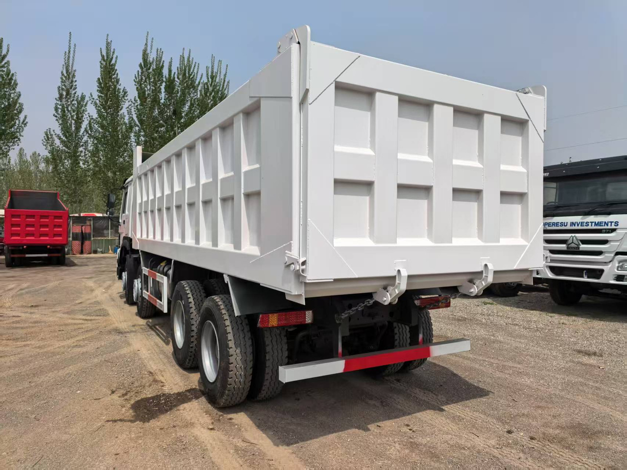 SINOTRUK HOWO 8x4 - Truk jungkit: gambar 3 SINOTRUK HOWO 8x4 - Truk jungkit: gambar 3
