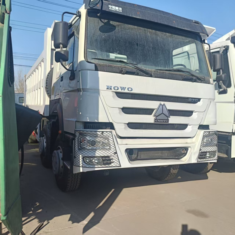 SINOTRUK HOWO 8x4 - Truk jungkit: gambar 1 SINOTRUK HOWO 8x4 - Truk jungkit: gambar 1