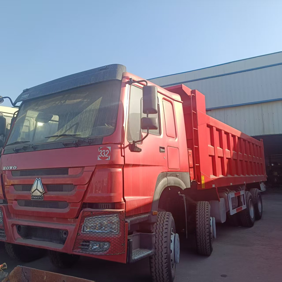 SINOTRUK HOWO 8x4 - Truk jungkit: gambar 1 SINOTRUK HOWO 8x4 - Truk jungkit: gambar 1