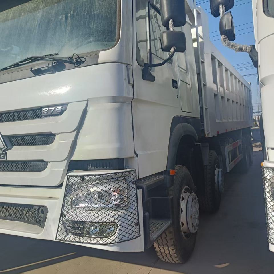 SINOTRUK HOWO 8x4 - Truk jungkit: gambar 4 SINOTRUK HOWO 8x4 - Truk jungkit: gambar 4