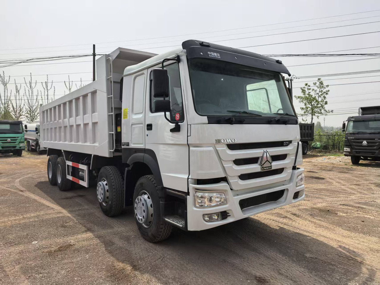 SINOTRUK HOWO 8x4 - Truk jungkit: gambar 2 SINOTRUK HOWO 8x4 - Truk jungkit: gambar 2