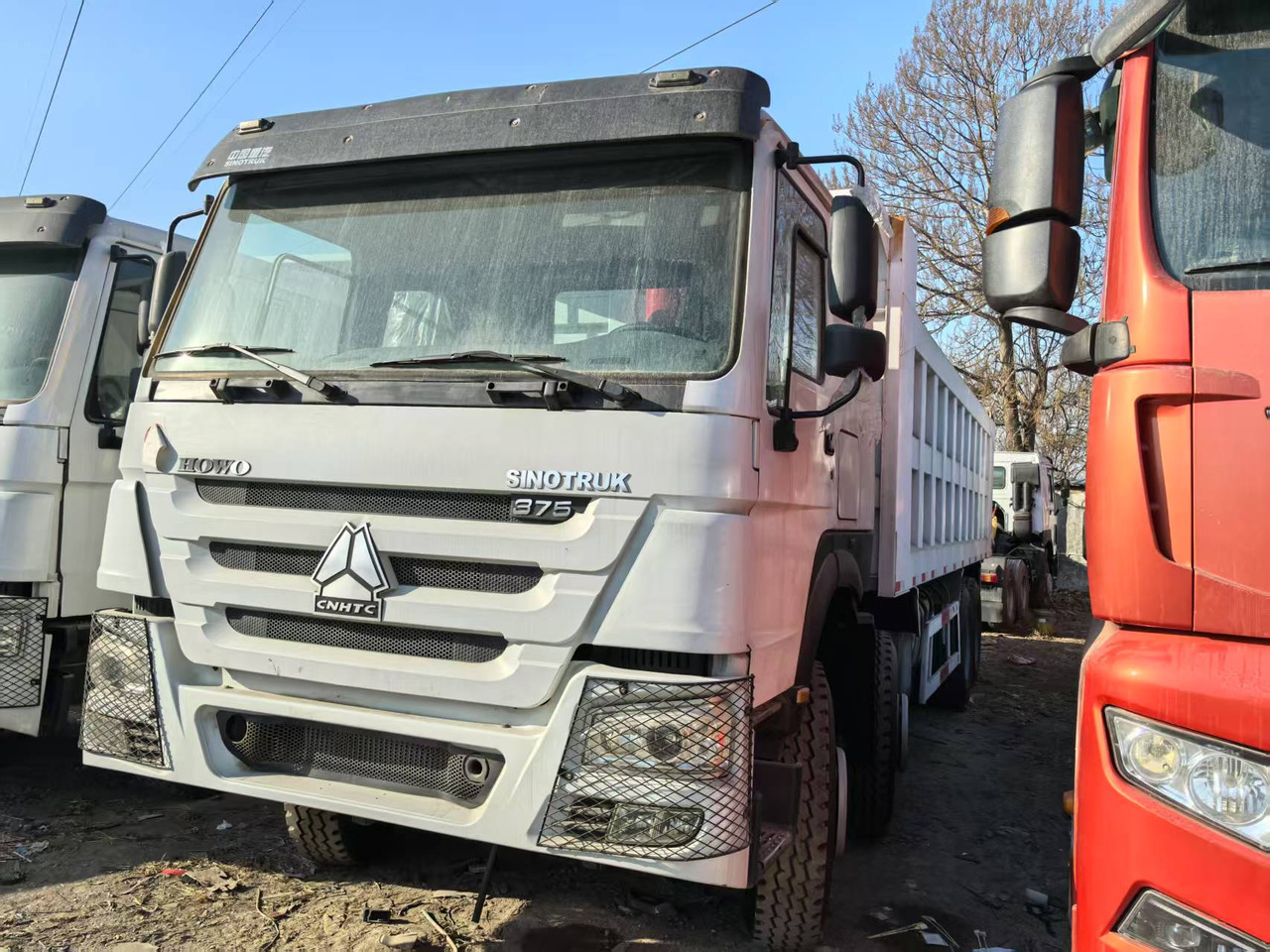 SINOTRUK HOWO 8x4 - Truk jungkit: gambar 1 SINOTRUK HOWO 8x4 - Truk jungkit: gambar 1