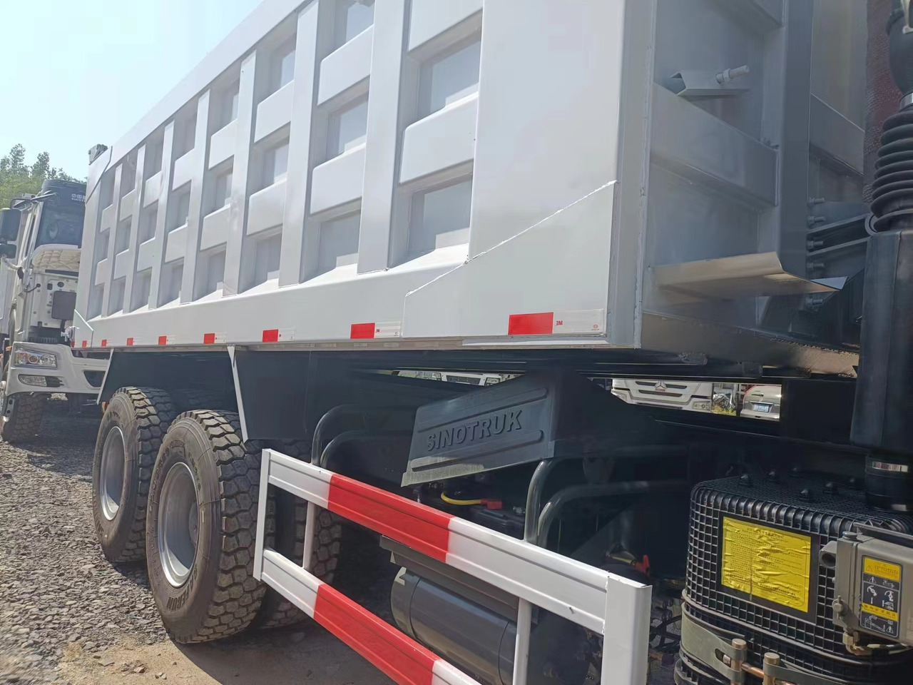SINOTRUK HOWO - Truk jungkit: gambar 5 SINOTRUK HOWO - Truk jungkit: gambar 5