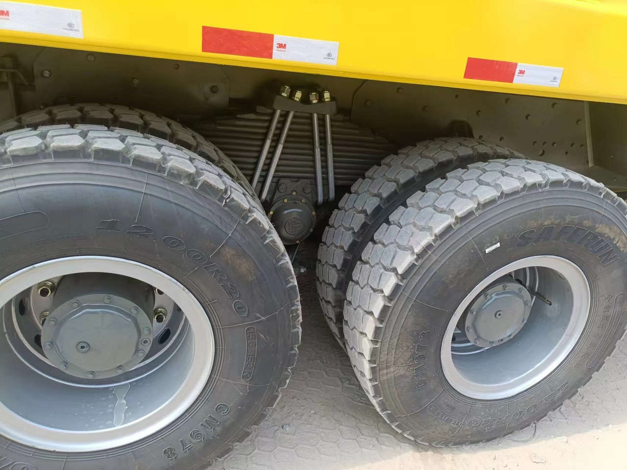 SINOTRUK HOWO - Truk jungkit: gambar 1 SINOTRUK HOWO - Truk jungkit: gambar 1