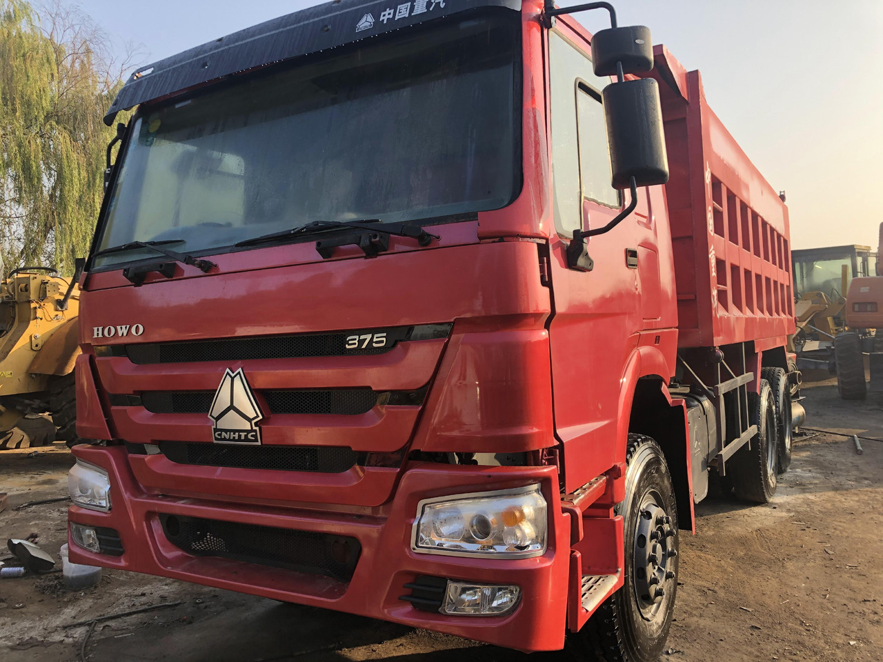 SINOTRUK HOWO - Truk jungkit: gambar 1 SINOTRUK HOWO - Truk jungkit: gambar 1
